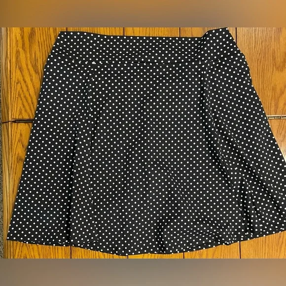 NWOT dona jo women’s ultimate skirt/skort,black polka dot color,size 3 XL